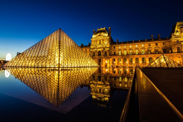 Louvre  museum at night